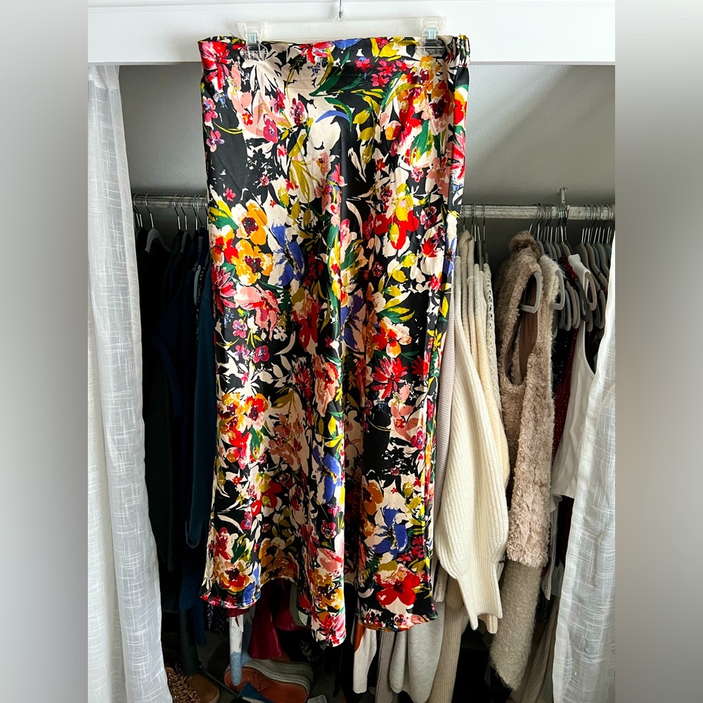EUC Floral Midi Skirt. Just in time for Spring! Size Large